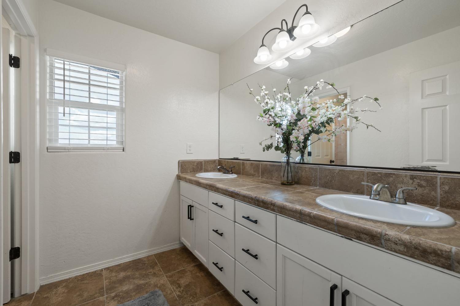 Detail Gallery Image 28 of 37 For 1373 Burgundy, Hanford,  CA 93230 - 5 Beds | 3/1 Baths