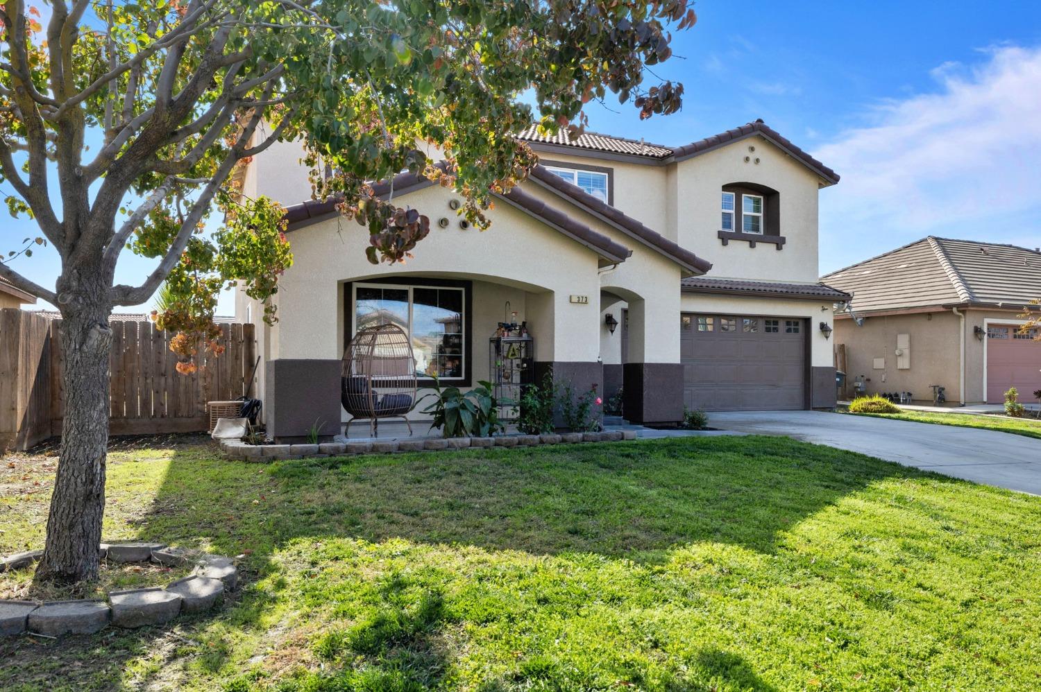 Detail Gallery Image 2 of 37 For 1373 Burgundy, Hanford,  CA 93230 - 5 Beds | 3/1 Baths