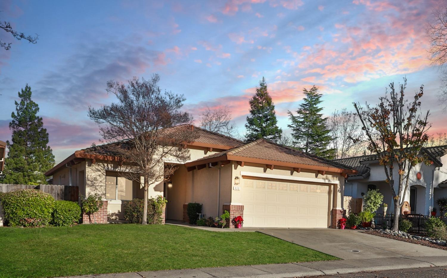 Detail Gallery Image 1 of 37 For 400 Sw Weider Ct, Folsom,  CA 95630 - 3 Beds | 2 Baths