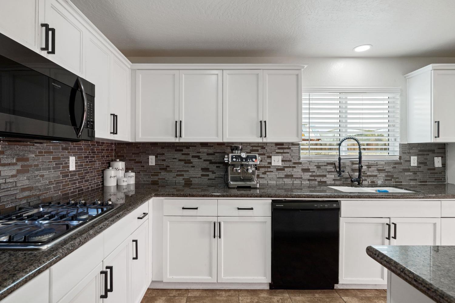 Detail Gallery Image 11 of 37 For 1373 Burgundy, Hanford,  CA 93230 - 5 Beds | 3/1 Baths