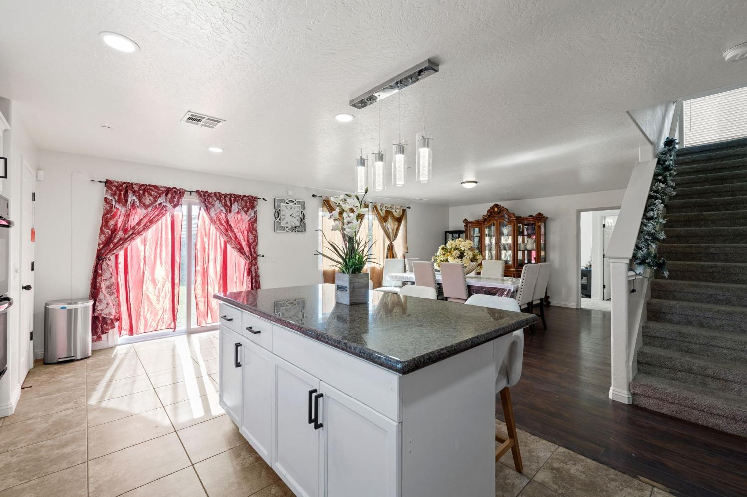 Detail Gallery Image 10 of 37 For 1373 Burgundy, Hanford,  CA 93230 - 5 Beds | 3/1 Baths