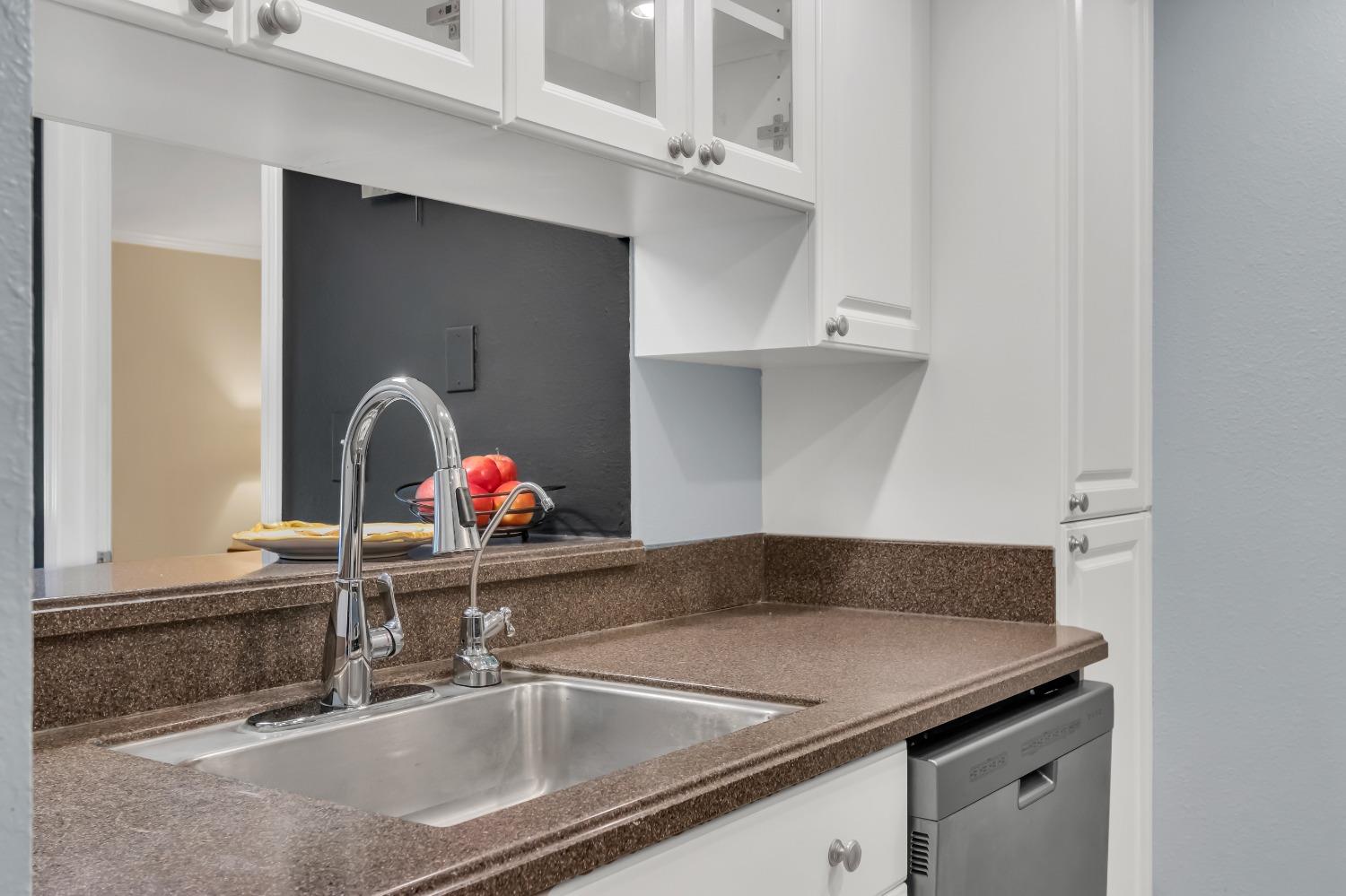 Detail Gallery Image 16 of 39 For 2454 Larkspur Ln #327,  Sacramento,  CA 95825 - 1 Beds | 1 Baths