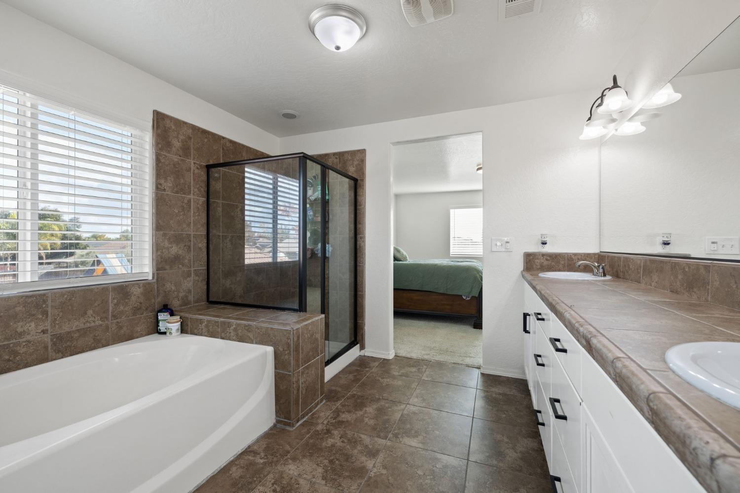 Detail Gallery Image 33 of 37 For 1373 Burgundy, Hanford,  CA 93230 - 5 Beds | 3/1 Baths