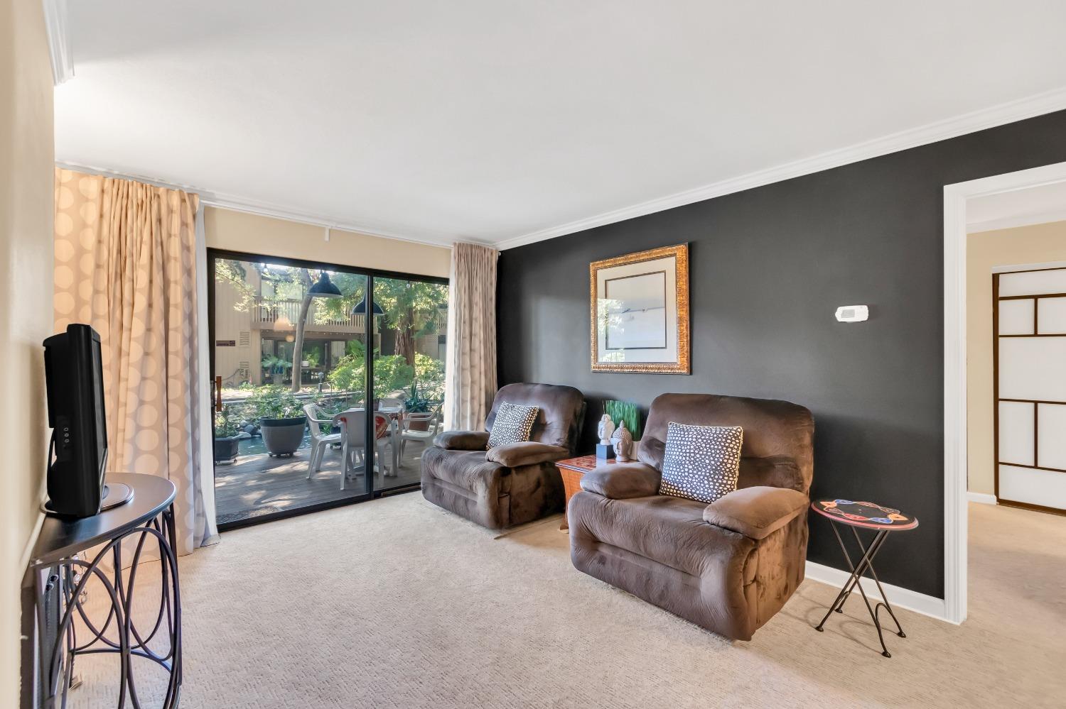 Detail Gallery Image 4 of 39 For 2454 Larkspur Ln #327,  Sacramento,  CA 95825 - 1 Beds | 1 Baths