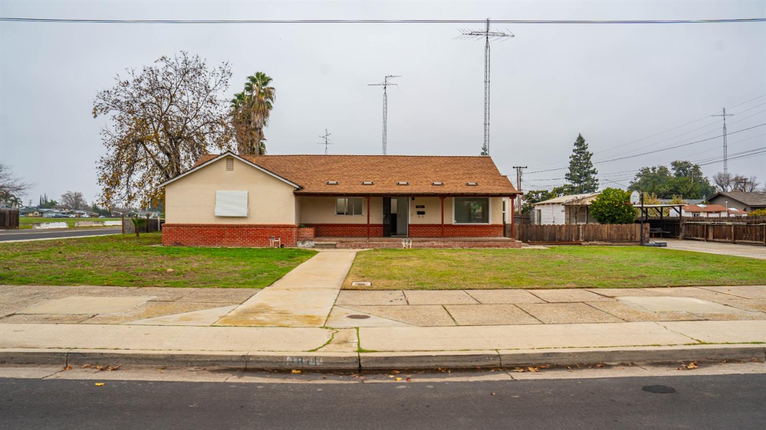 Detail Gallery Image 5 of 52 For 1811 Park Street, Livingston,  CA 95334 - 4 Beds | 2 Baths