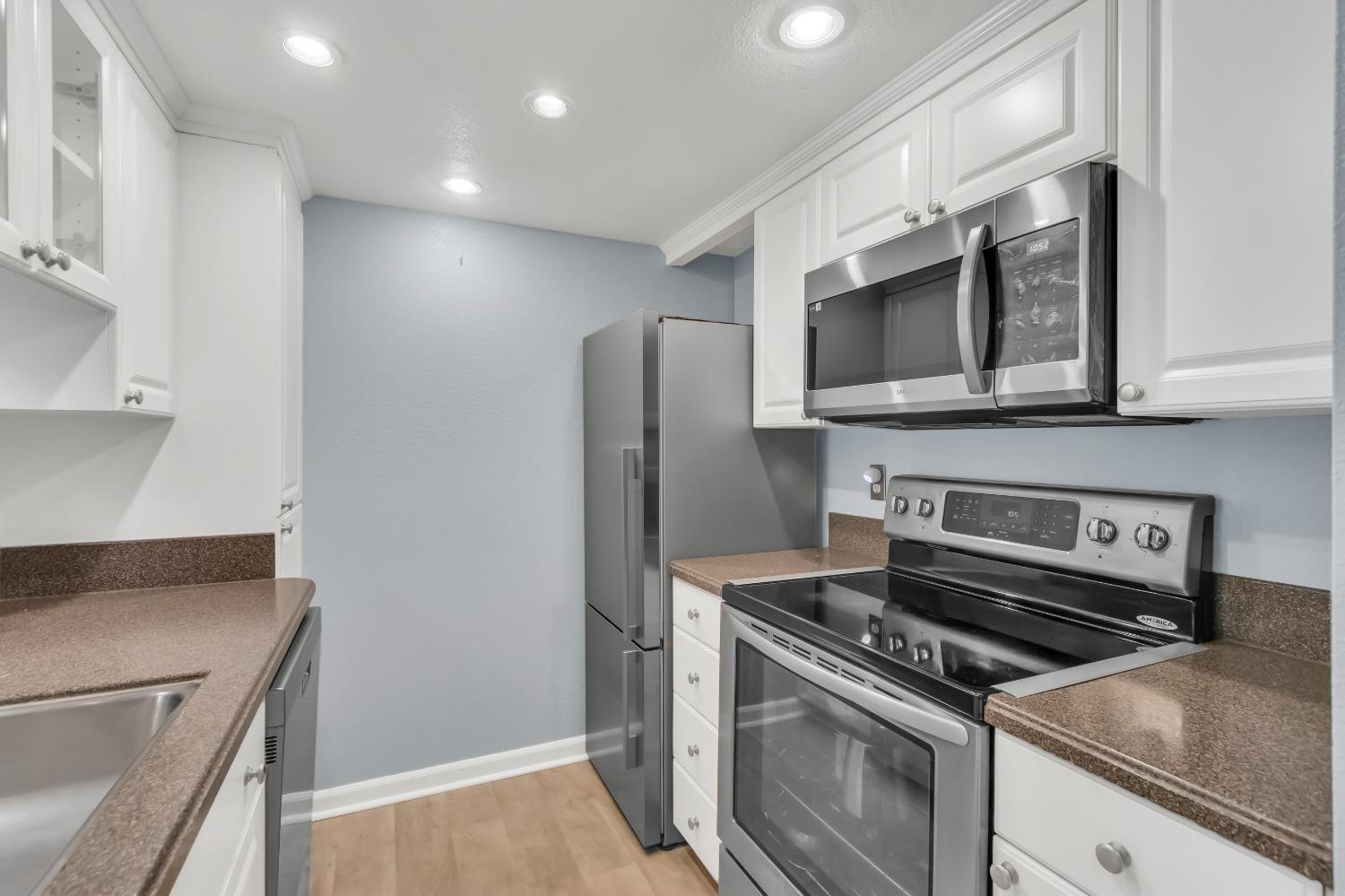 Detail Gallery Image 14 of 39 For 2454 Larkspur Ln #327,  Sacramento,  CA 95825 - 1 Beds | 1 Baths