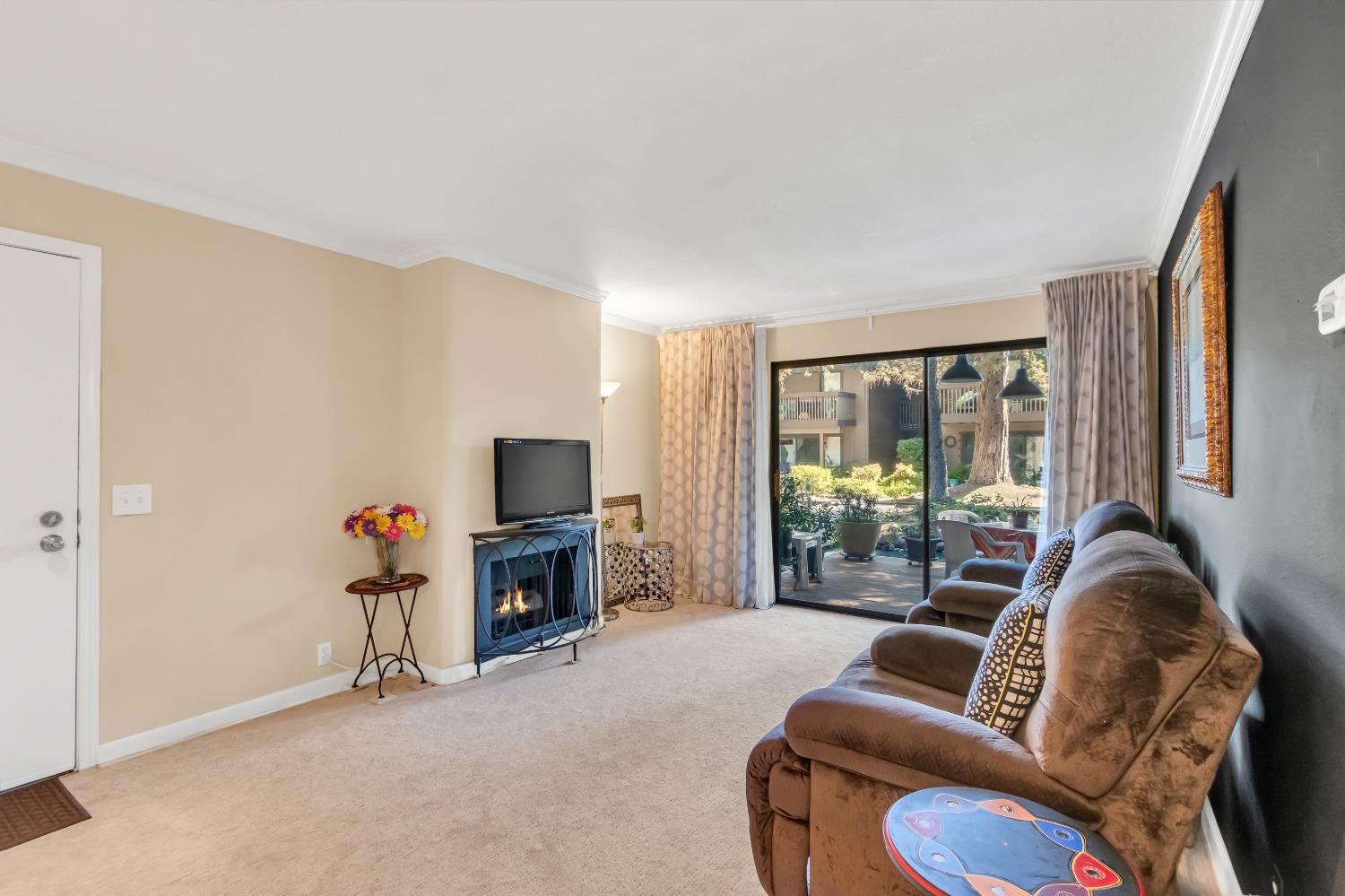 Detail Gallery Image 6 of 39 For 2454 Larkspur Ln #327,  Sacramento,  CA 95825 - 1 Beds | 1 Baths