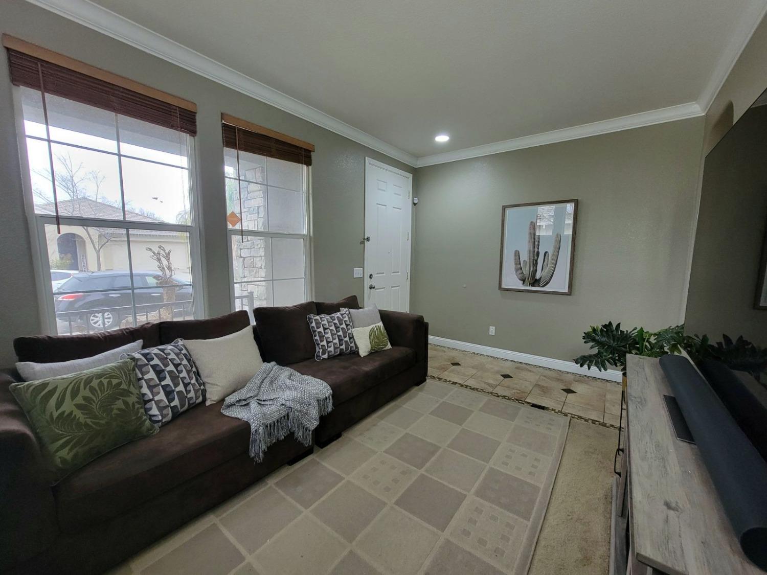 Detail Gallery Image 4 of 46 For 5693 Overleaf Way, Sacramento,  CA 95835 - 3 Beds | 2 Baths