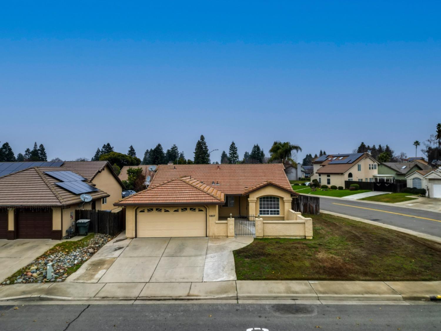 Detail Gallery Image 1 of 26 For 1807 Pebble Beach Dr, Yuba City,  CA 95993 - 3 Beds | 2 Baths