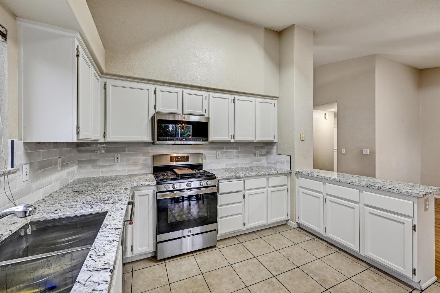 Detail Gallery Image 11 of 26 For 1807 Pebble Beach Dr, Yuba City,  CA 95993 - 3 Beds | 2 Baths