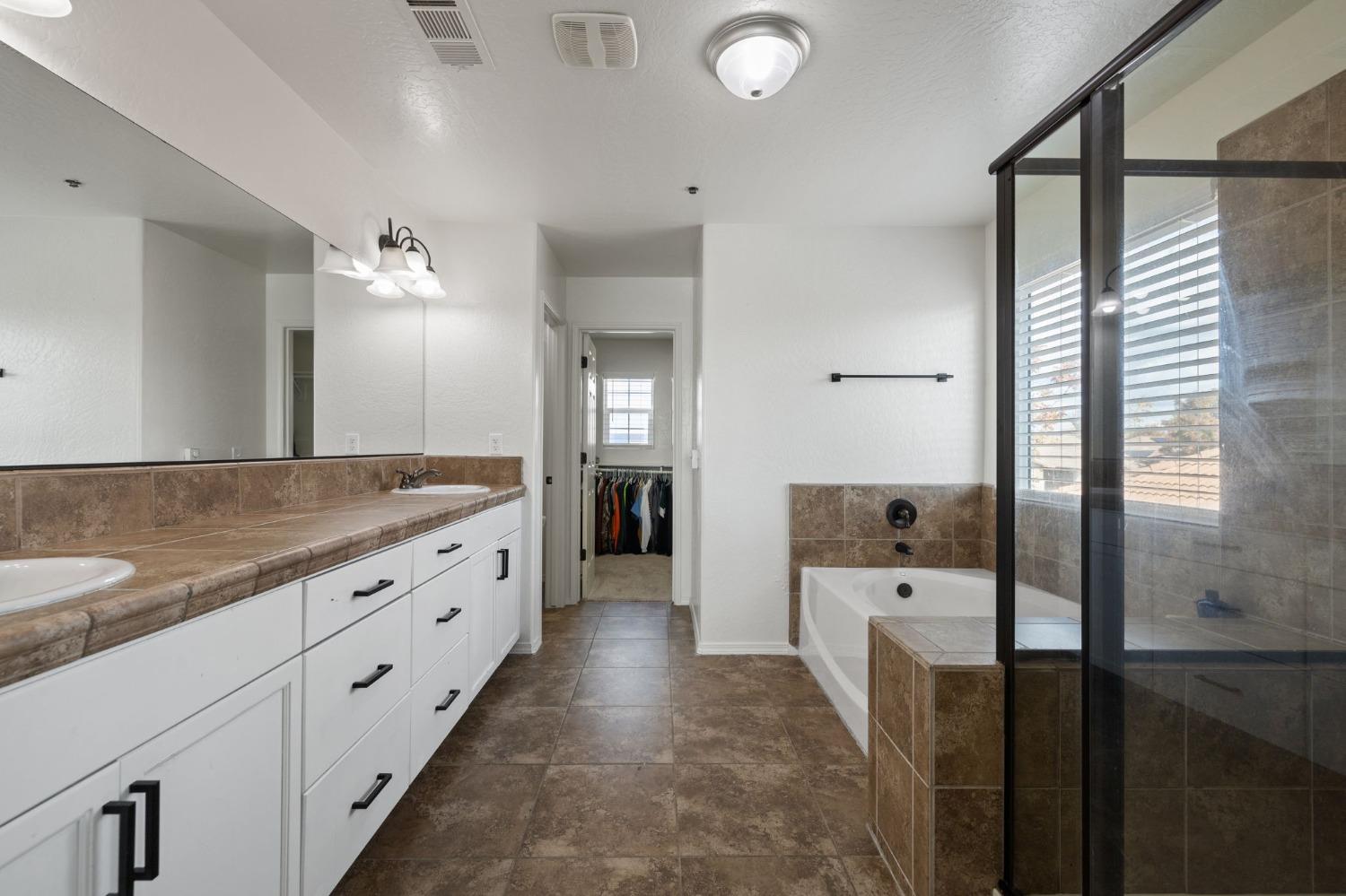 Detail Gallery Image 32 of 37 For 1373 Burgundy, Hanford,  CA 93230 - 5 Beds | 3/1 Baths