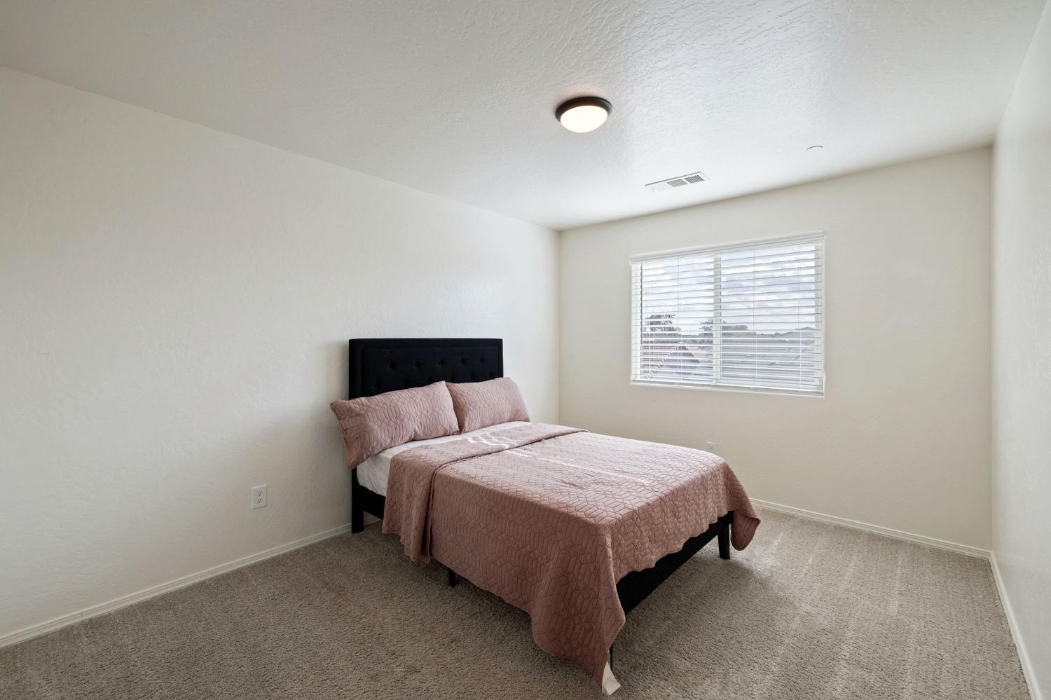 Detail Gallery Image 21 of 37 For 1373 Burgundy, Hanford,  CA 93230 - 5 Beds | 3/1 Baths