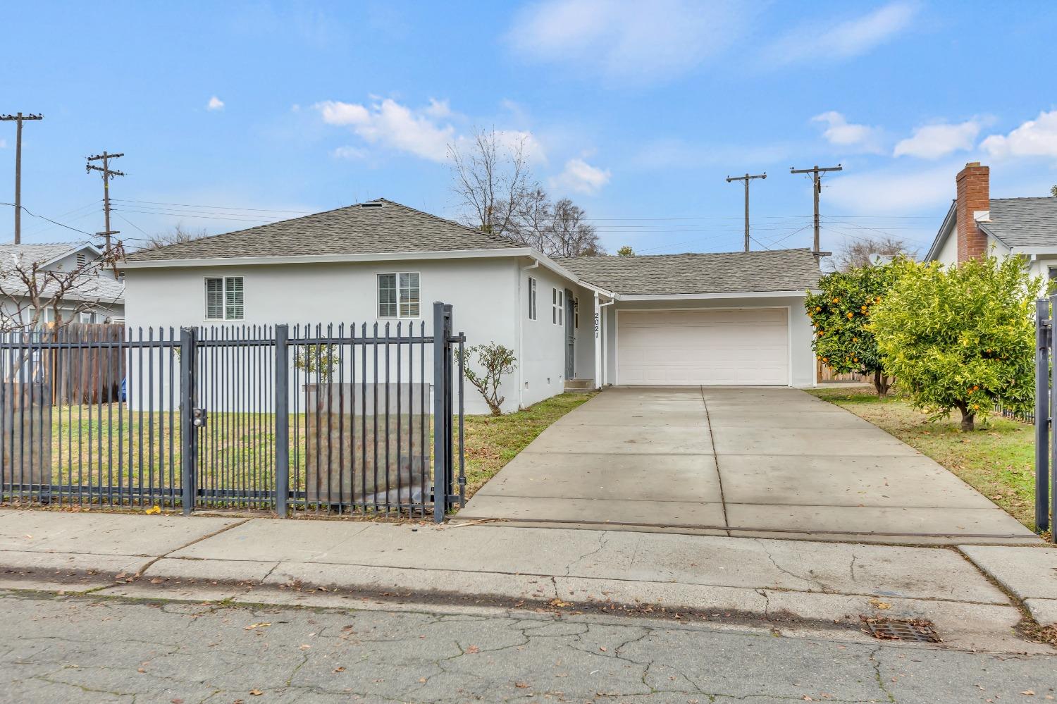 Detail Gallery Image 2 of 33 For 2021 Berg Ave, Sacramento,  CA 95822 - 3 Beds | 1/1 Baths