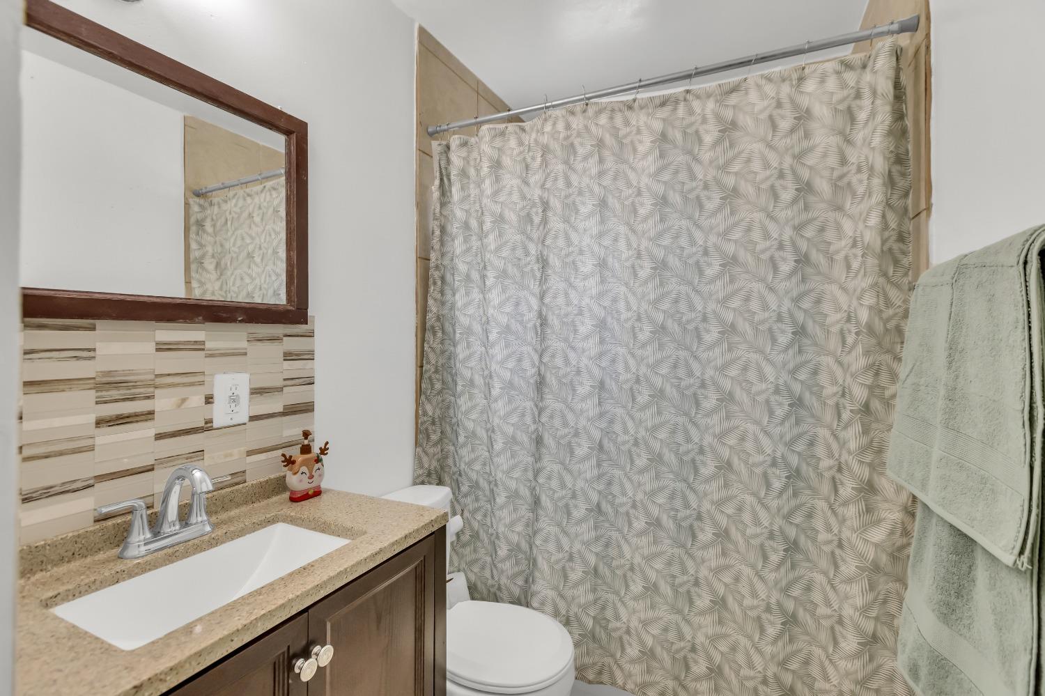 Detail Gallery Image 20 of 33 For 2021 Berg Ave, Sacramento,  CA 95822 - 3 Beds | 1/1 Baths