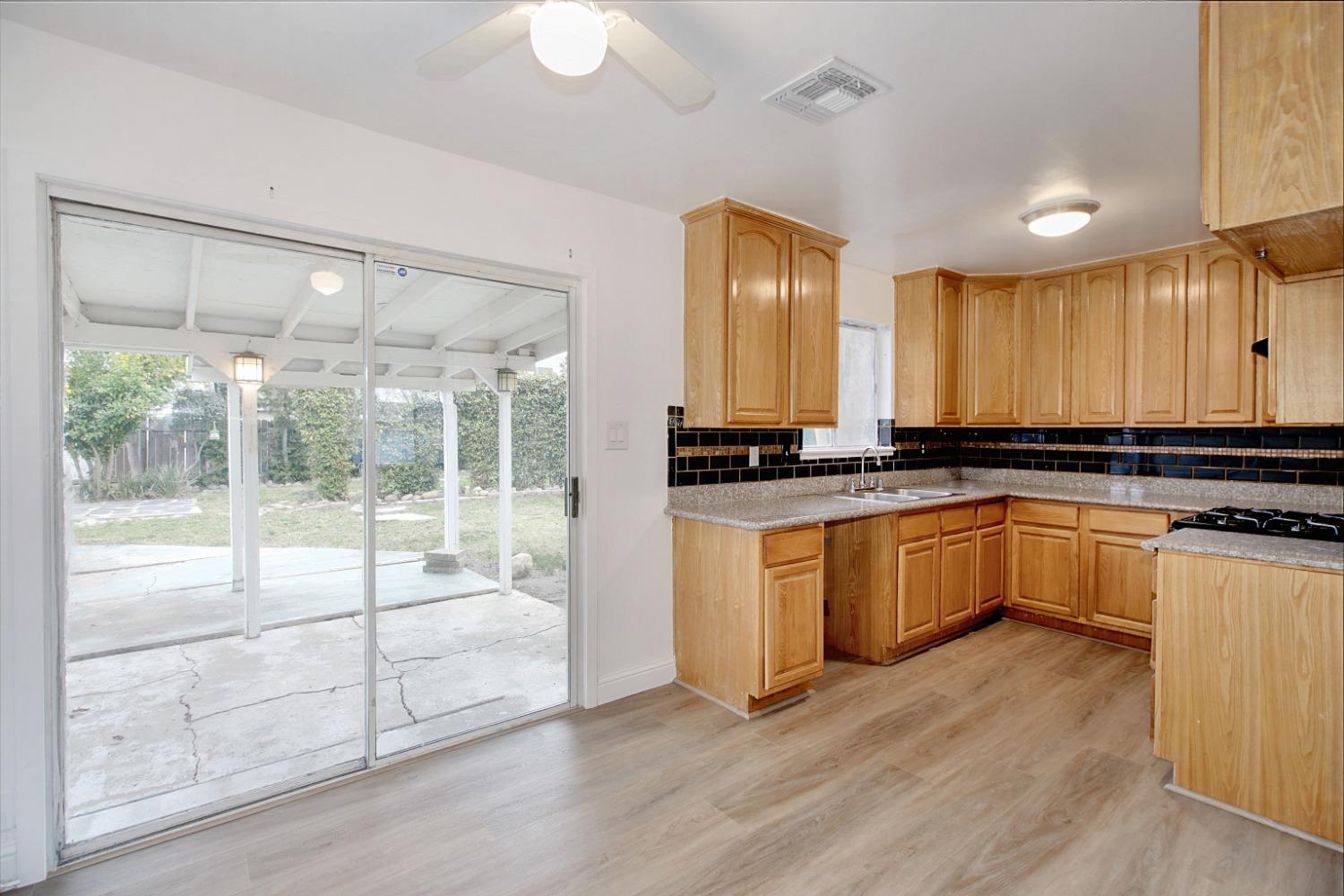 Detail Gallery Image 9 of 35 For 2827 Meadowvale Ave, Sacramento,  CA 95822 - 3 Beds | 1 Baths