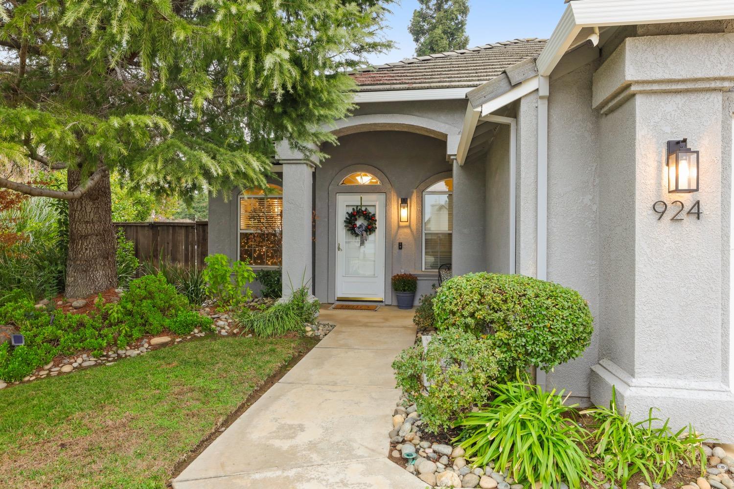 Detail Gallery Image 2 of 32 For 924 Eucalyptus Ct, Lodi,  CA 95242 - 4 Beds | 2 Baths