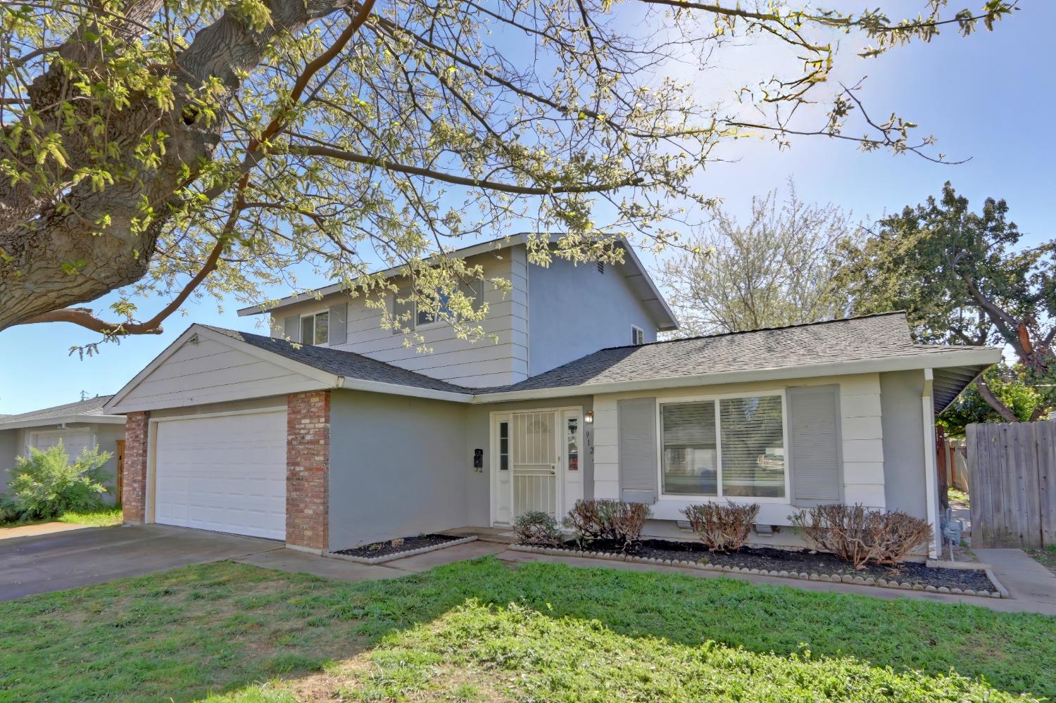 Detail Gallery Image 1 of 35 For 9124 Linda Rio Dr, Sacramento,  CA 95826 - 4 Beds | 2 Baths