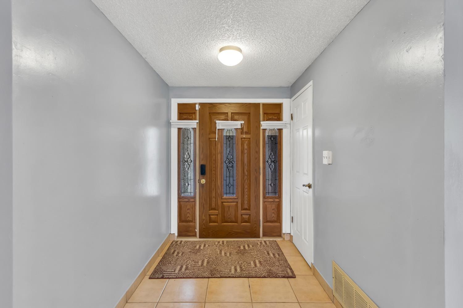 Detail Gallery Image 3 of 52 For 49 Brentford Cir, Sacramento,  CA 95823 - 3 Beds | 2 Baths