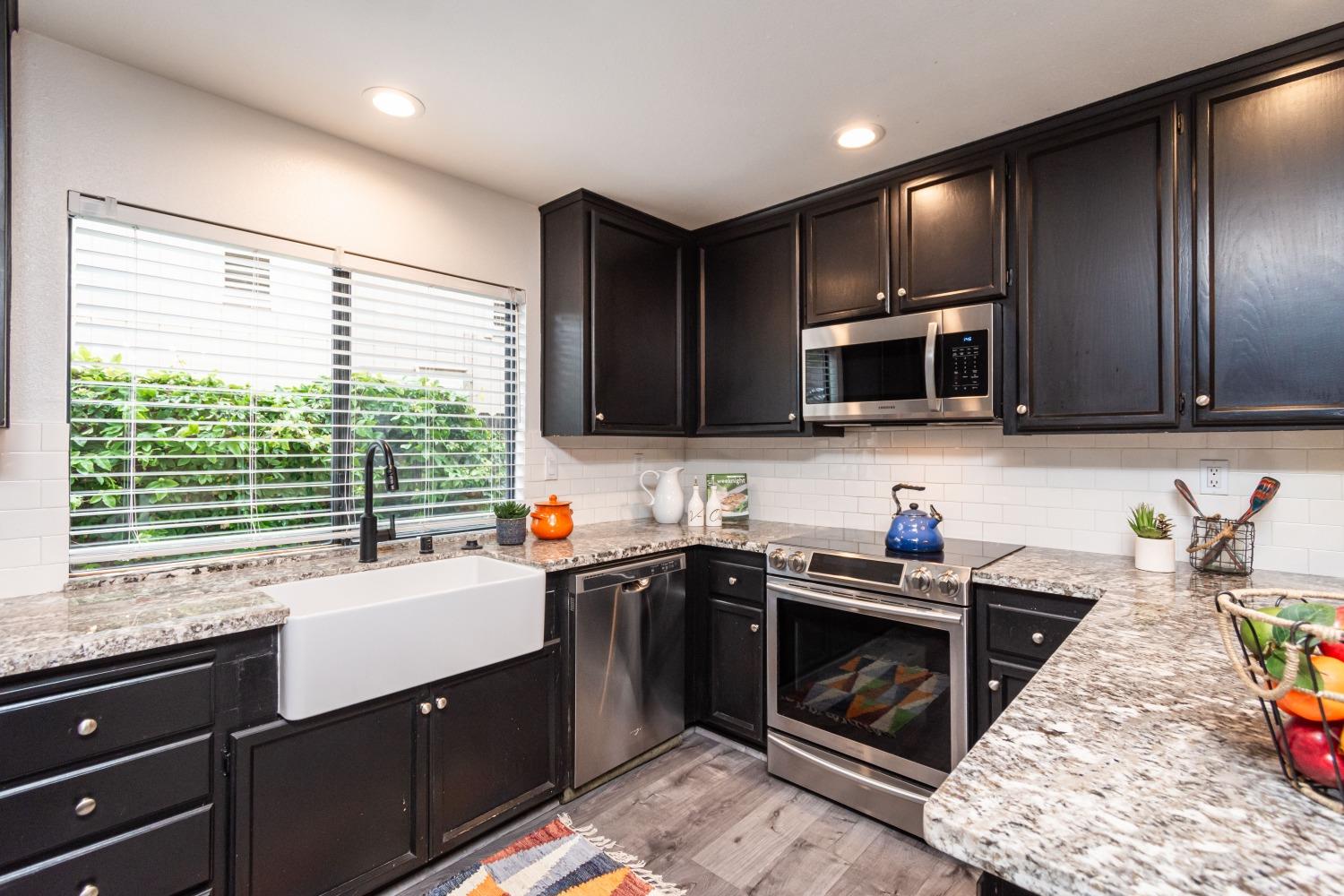 Detail Gallery Image 17 of 51 For 106 Hidden Lake Cir, Sacramento,  CA 95831 - 3 Beds | 2 Baths