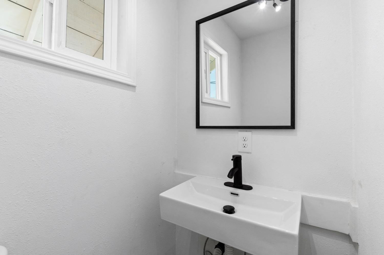 Detail Gallery Image 13 of 26 For 1718 S Teilman Ave, Fresno,  CA 93706 - 5 Beds | 2 Baths