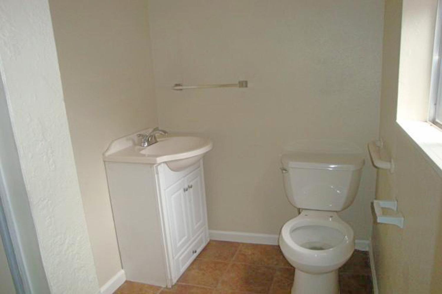 Detail Gallery Image 7 of 10 For 115 W 8th St, Tracy,  CA 95376 - 3 Beds | 1 Baths