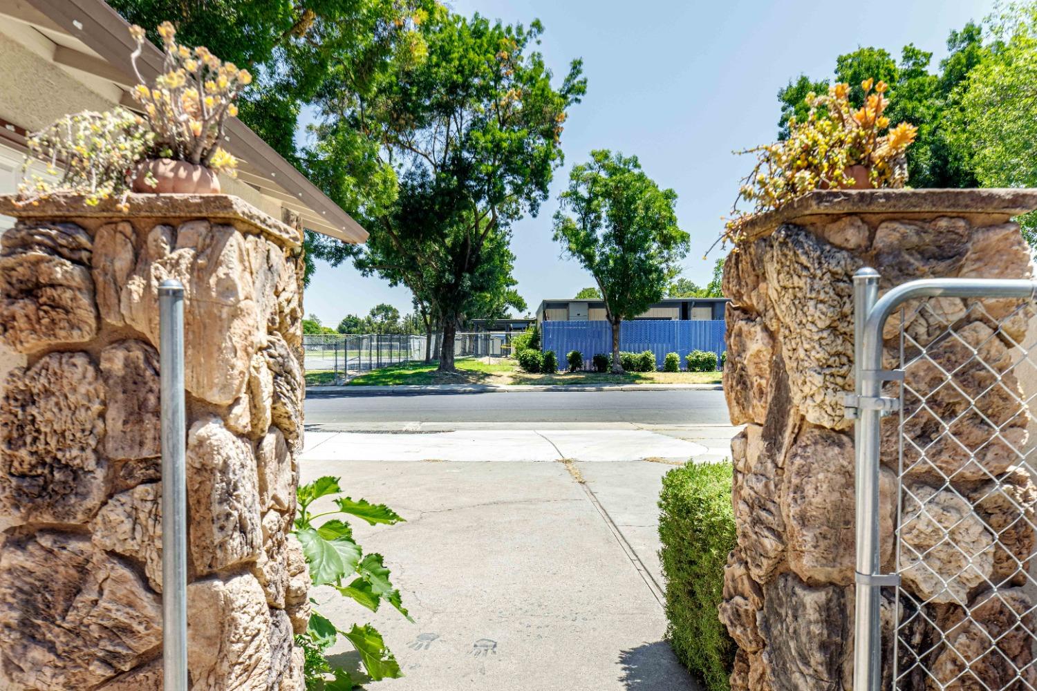 Detail Gallery Image 6 of 49 For 3721 Shawnee Dr, Modesto,  CA 95356 - 5 Beds | 3/1 Baths