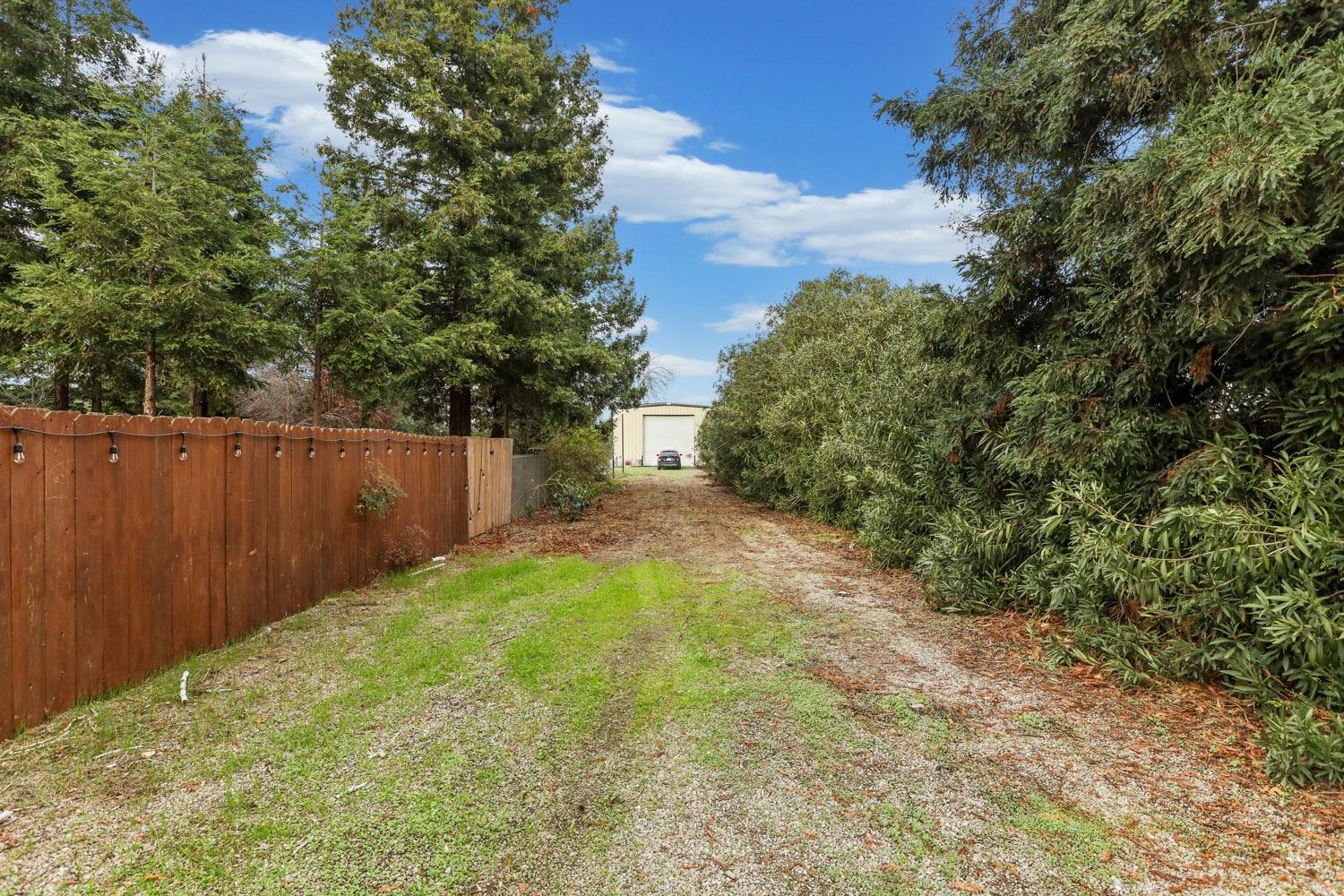 Detail Gallery Image 10 of 13 For 17383 E Front St, Linden,  CA 95236 - 3 Beds | 3 Baths