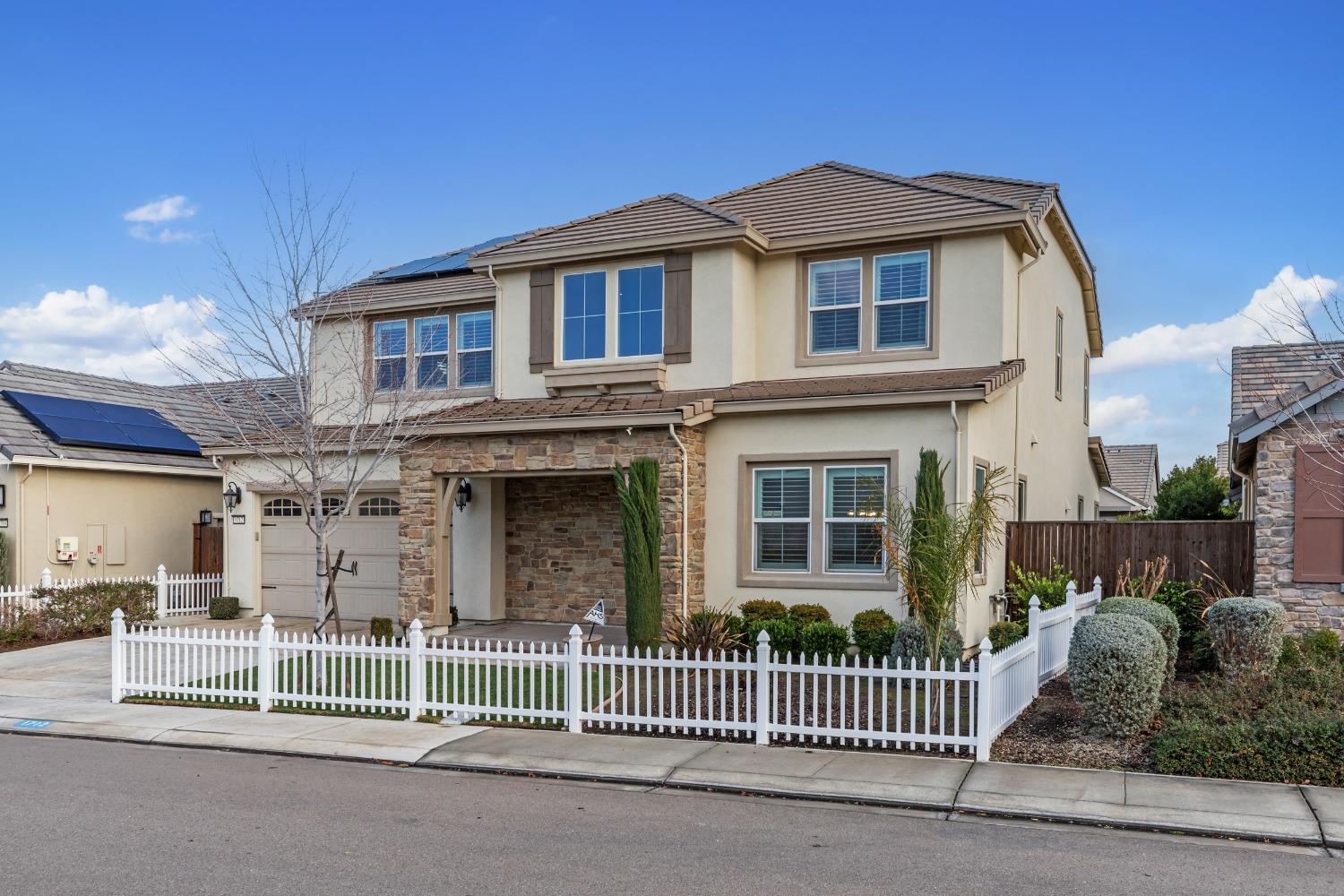 Detail Gallery Image 2 of 46 For 1712 Harvest Ln, Manteca,  CA 95337 - 4 Beds | 3/1 Baths