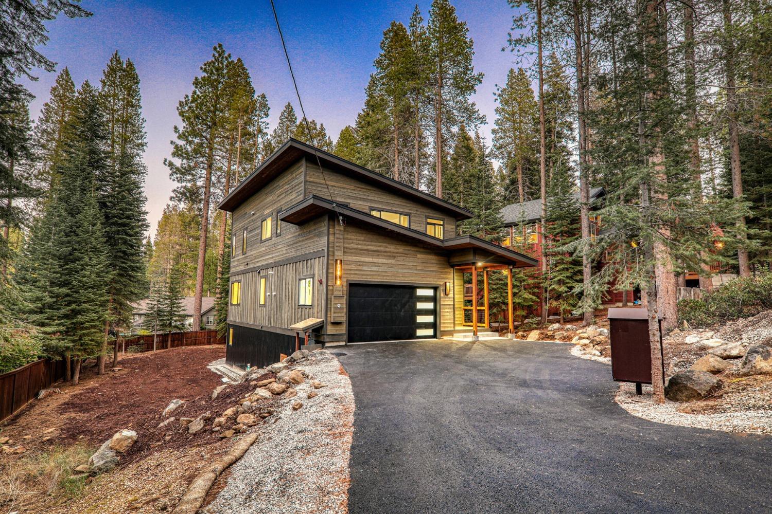 Detail Gallery Image 2 of 39 For 10416 Jeffrey Way, Truckee,  CA 96161 - 2 Beds | 3/1 Baths