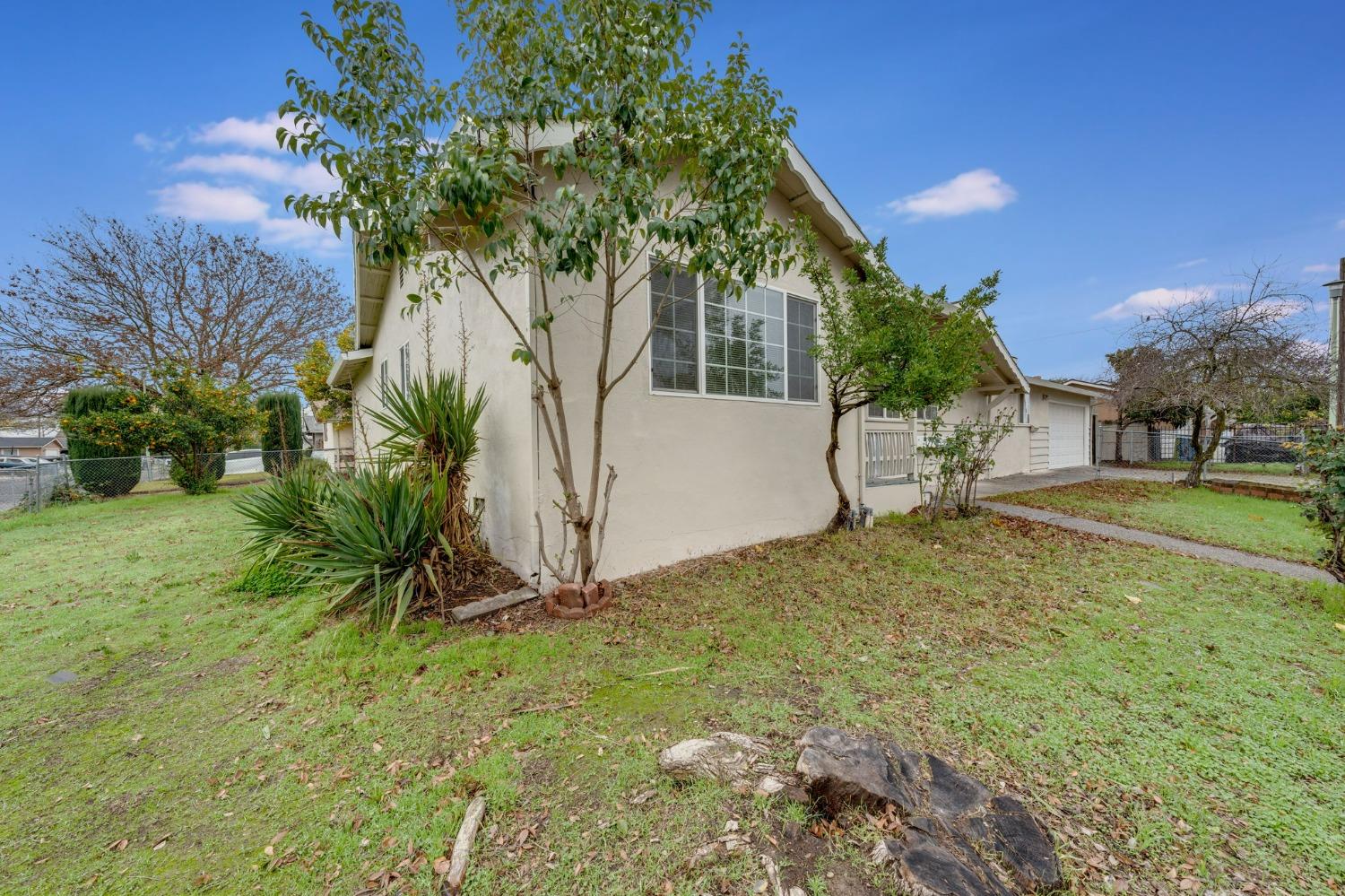 Detail Gallery Image 4 of 45 For 2190 Meadowglen Ave, Sacramento,  CA 95832 - 4 Beds | 2 Baths