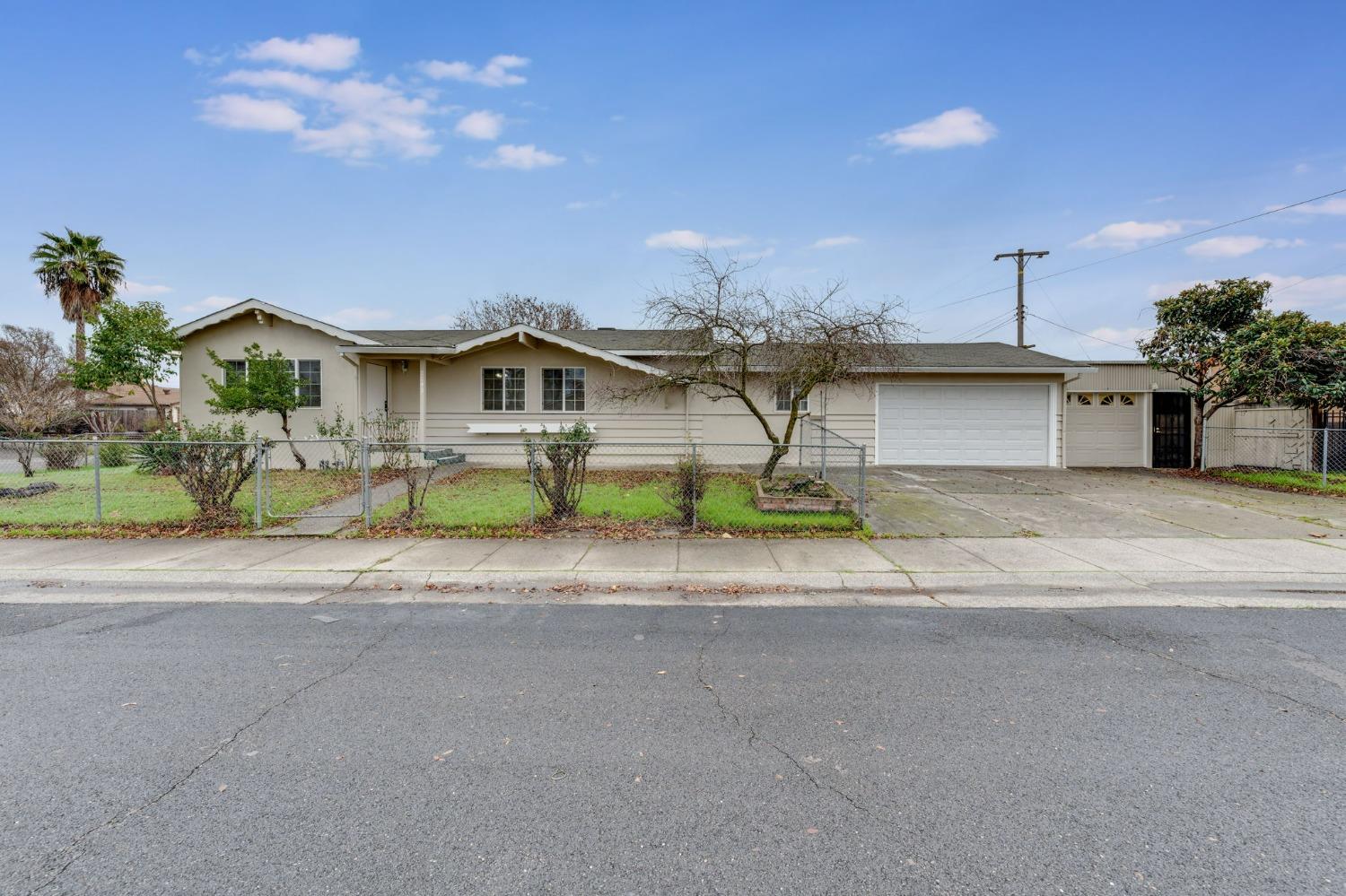 Detail Gallery Image 3 of 45 For 2190 Meadowglen Ave, Sacramento,  CA 95832 - 4 Beds | 2 Baths