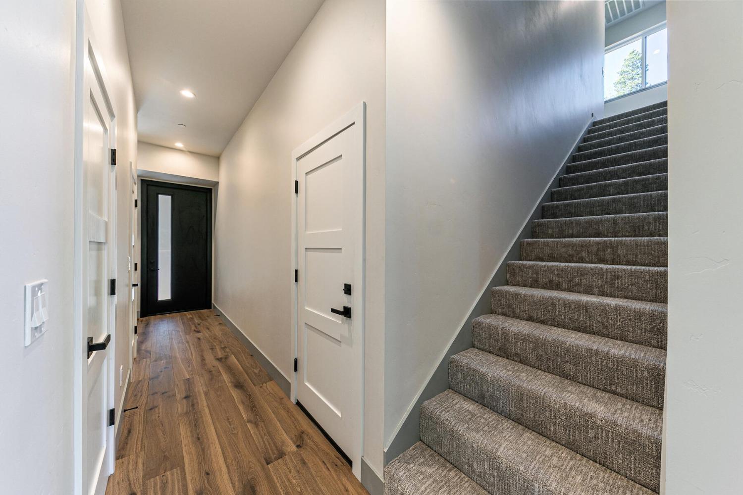 Detail Gallery Image 16 of 39 For 10416 Jeffrey Way, Truckee,  CA 96161 - 2 Beds | 3/1 Baths