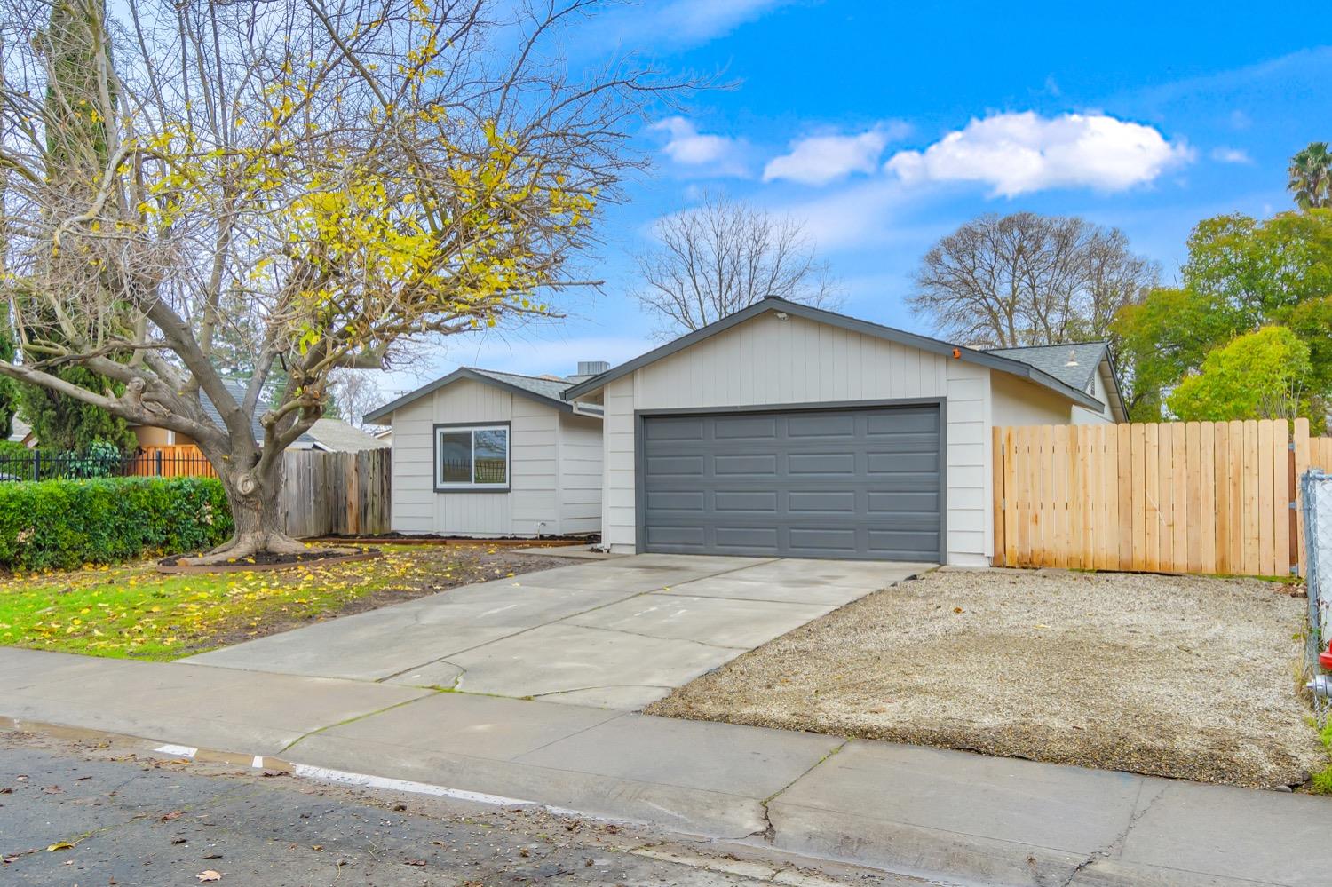 Detail Gallery Image 1 of 33 For 7407 Loma Verde, Sacramento,  CA 95822 - 3 Beds | 2 Baths