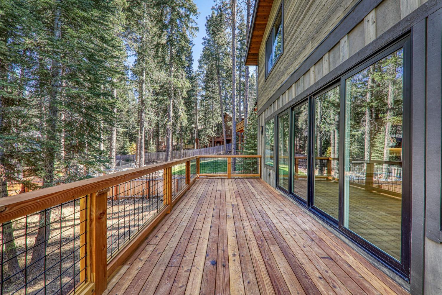 Detail Gallery Image 6 of 39 For 10416 Jeffrey Way, Truckee,  CA 96161 - 2 Beds | 3/1 Baths