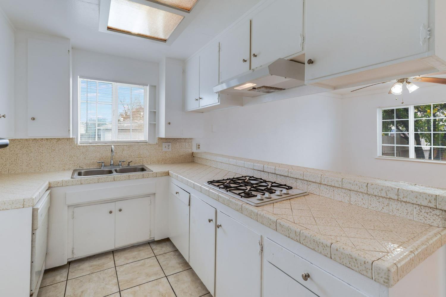 Detail Gallery Image 11 of 45 For 2190 Meadowglen Ave, Sacramento,  CA 95832 - 4 Beds | 2 Baths