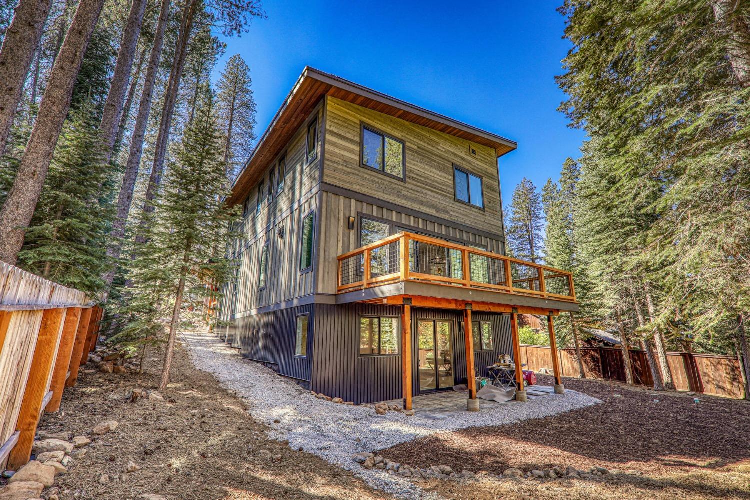 Detail Gallery Image 4 of 39 For 10416 Jeffrey Way, Truckee,  CA 96161 - 2 Beds | 3/1 Baths