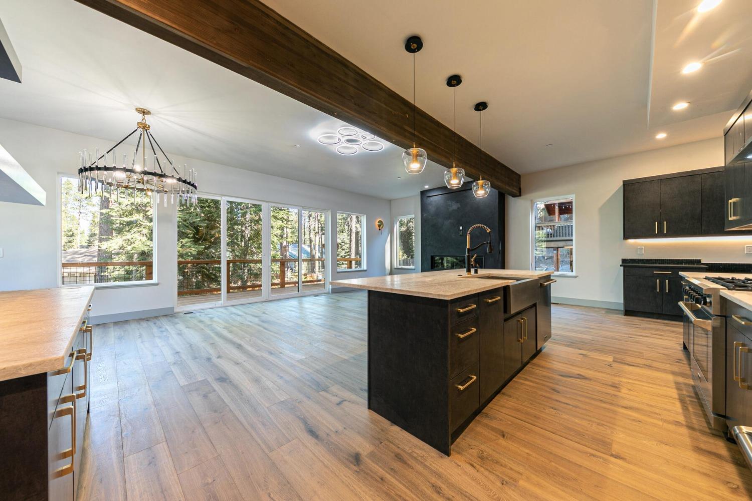 Detail Gallery Image 12 of 39 For 10416 Jeffrey Way, Truckee,  CA 96161 - 2 Beds | 3/1 Baths