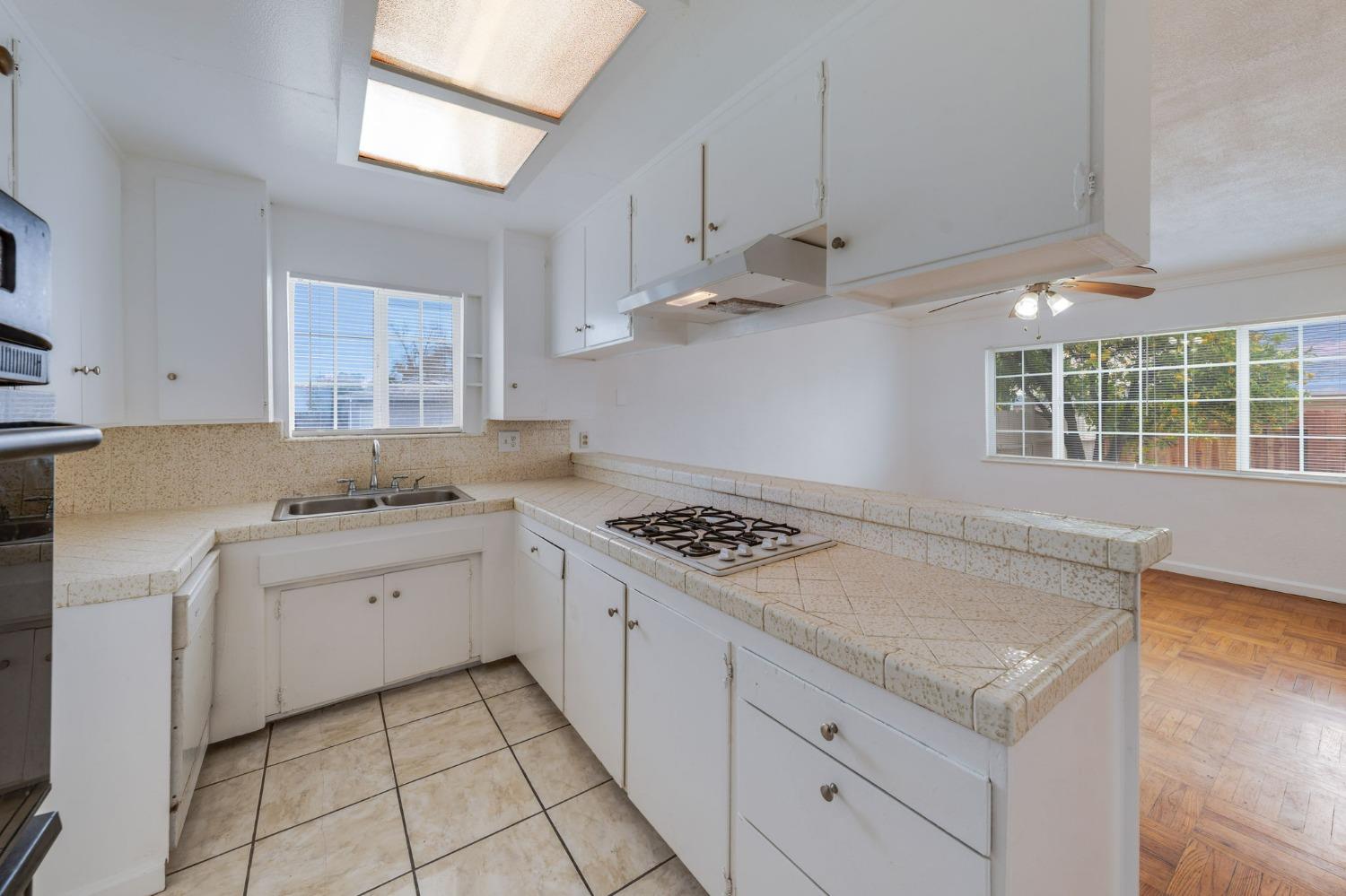 Detail Gallery Image 10 of 45 For 2190 Meadowglen Ave, Sacramento,  CA 95832 - 4 Beds | 2 Baths