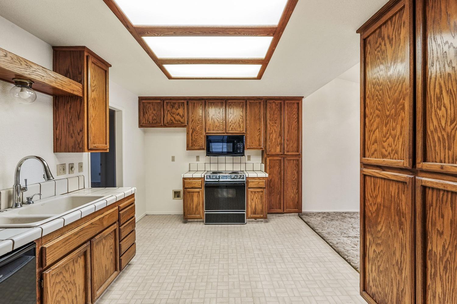 Detail Gallery Image 7 of 18 For 415 E Century Blvd, Lodi,  CA 95240 - 3 Beds | 2 Baths