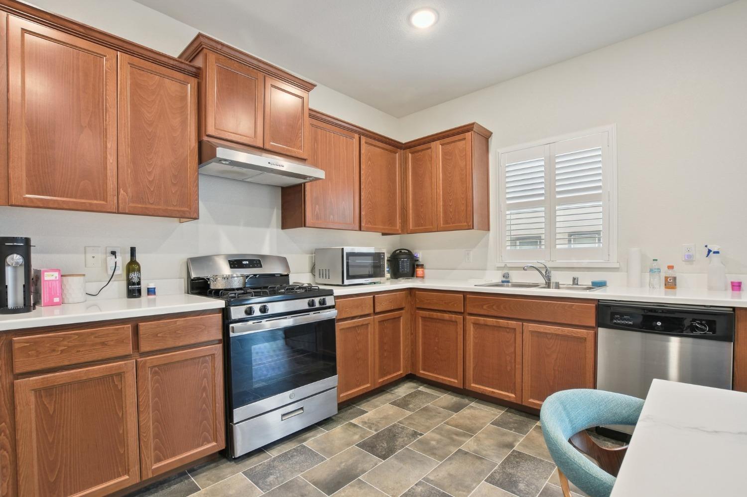 Detail Gallery Image 6 of 22 For 1715 Cameo Dr, Stockton,  CA 95206 - 3 Beds | 2/1 Baths