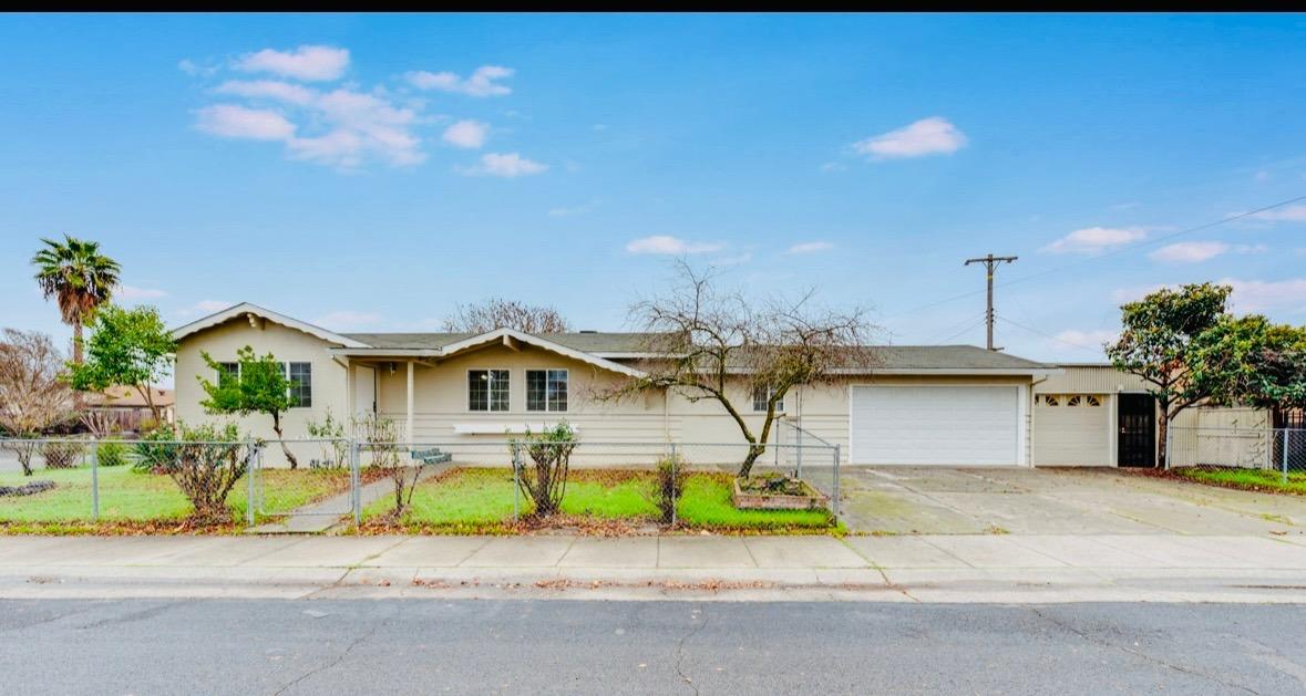 Detail Gallery Image 1 of 45 For 2190 Meadowglen Ave, Sacramento,  CA 95832 - 4 Beds | 2 Baths