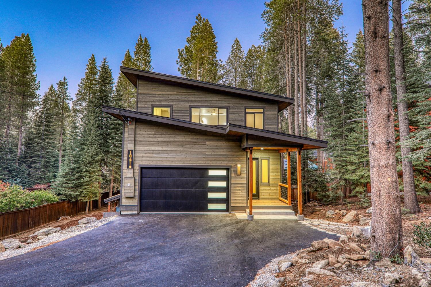 Detail Gallery Image 1 of 39 For 10416 Jeffrey Way, Truckee,  CA 96161 - 2 Beds | 3/1 Baths