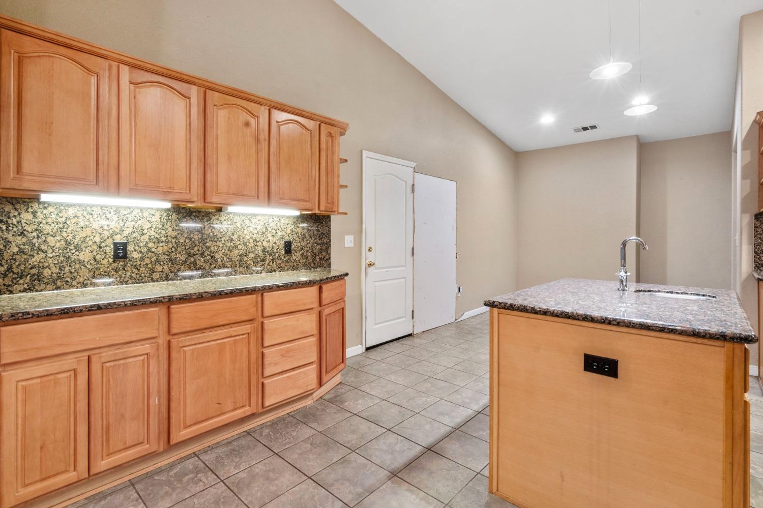 Detail Gallery Image 16 of 36 For 821 W 5th St, Stockton,  CA 95206 - 4 Beds | 2 Baths