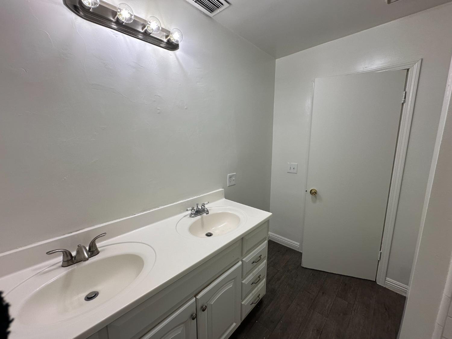 Detail Gallery Image 12 of 22 For 2135 Arden Dr, Fresno,  CA 93703 - 2 Beds | 1 Baths