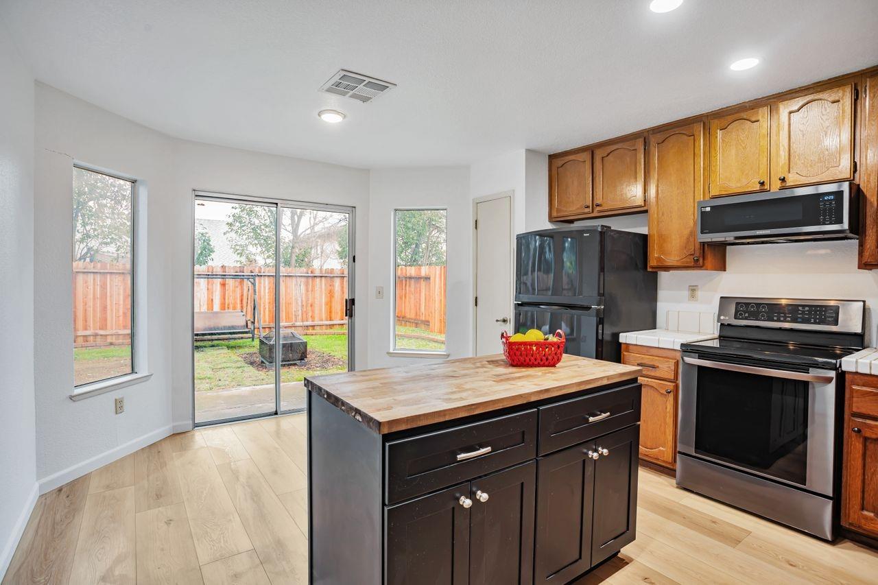 Detail Gallery Image 8 of 28 For 4170 Ardwell, Sacramento,  CA 95823 - 2 Beds | 2 Baths