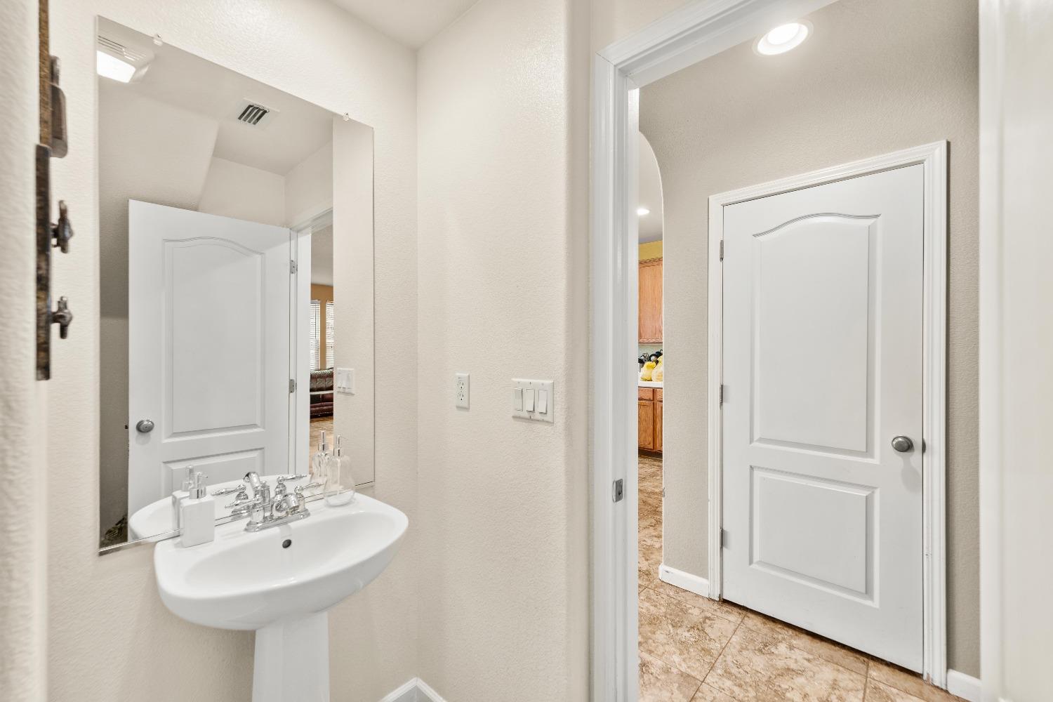 Detail Gallery Image 16 of 27 For 2170 Shady Arbor Dr, Sacramento,  CA 95833 - 4 Beds | 2/1 Baths