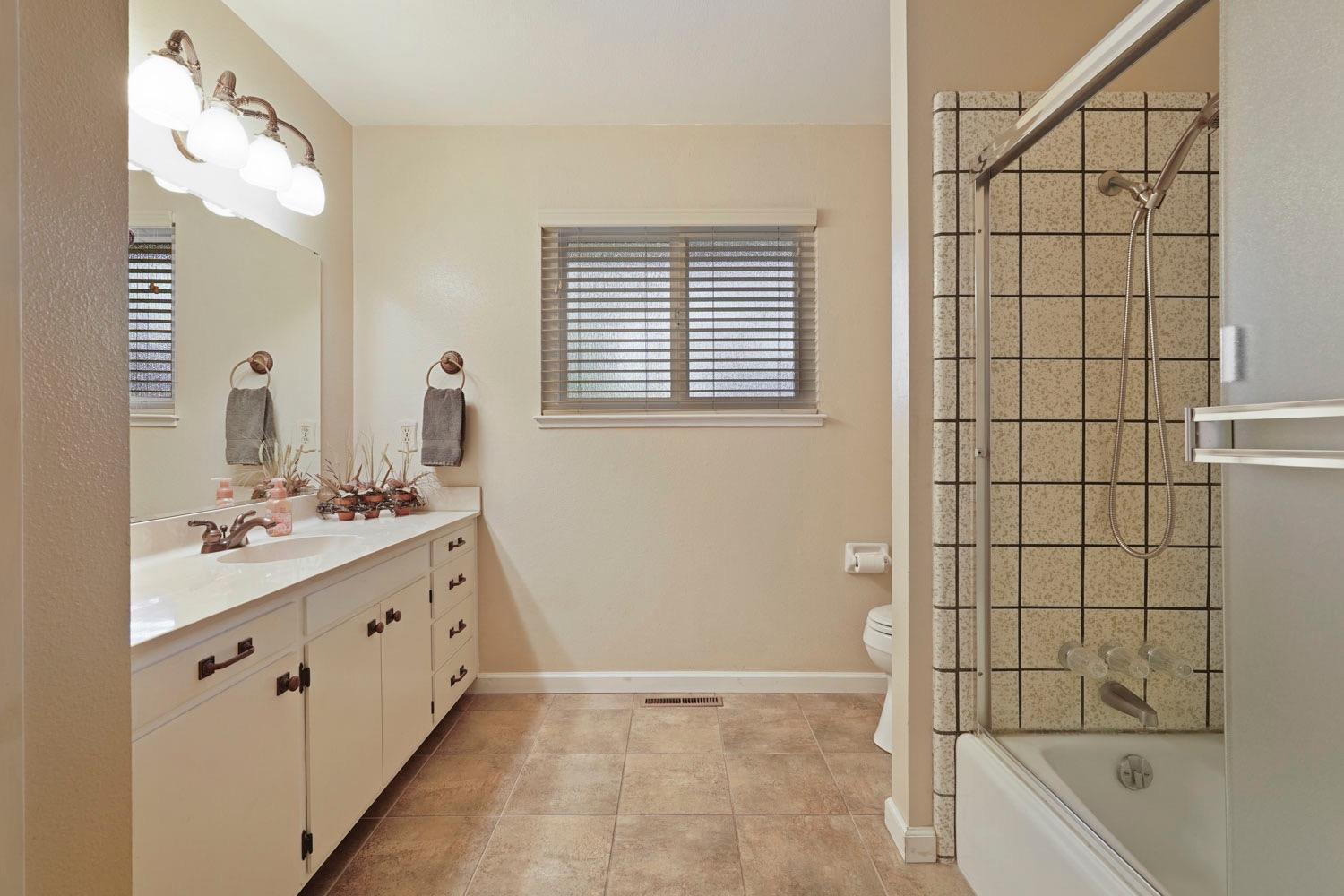 Detail Gallery Image 20 of 63 For 19455 Desiree Ln, Woodbridge,  CA 95258 - 4 Beds | 2 Baths