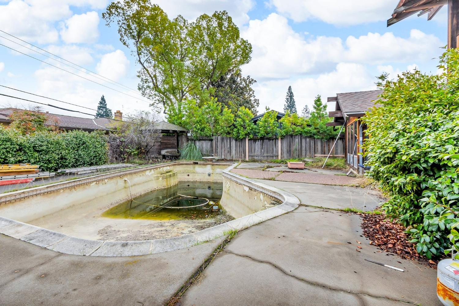 Detail Gallery Image 10 of 15 For 1349 W Gagle Way, Sacramento,  CA 95831 - 4 Beds | 2/1 Baths