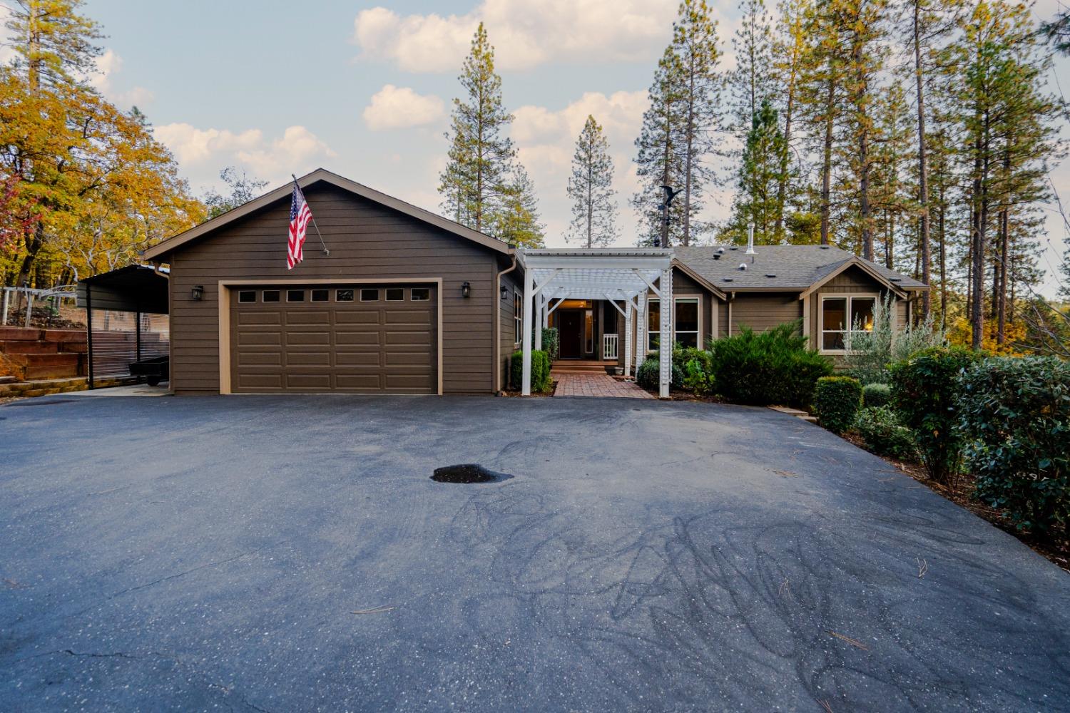 Detail Gallery Image 1 of 51 For 10461 Grandpas Pl, Grass Valley,  CA 95949 - 3 Beds | 2/1 Baths