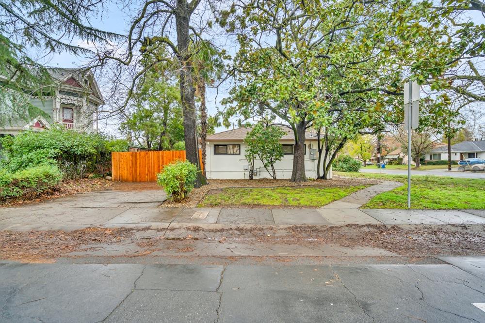 Detail Gallery Image 6 of 52 For 5436 J St, Sacramento,  CA 95819 - 3 Beds | 1 Baths